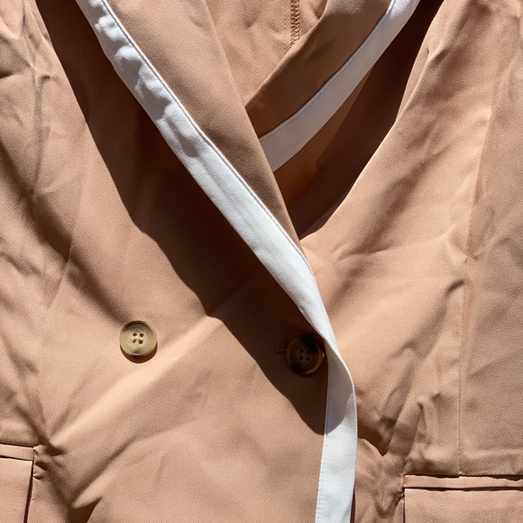 Cream/tan blazer with white trim - Picture 5 of 7
